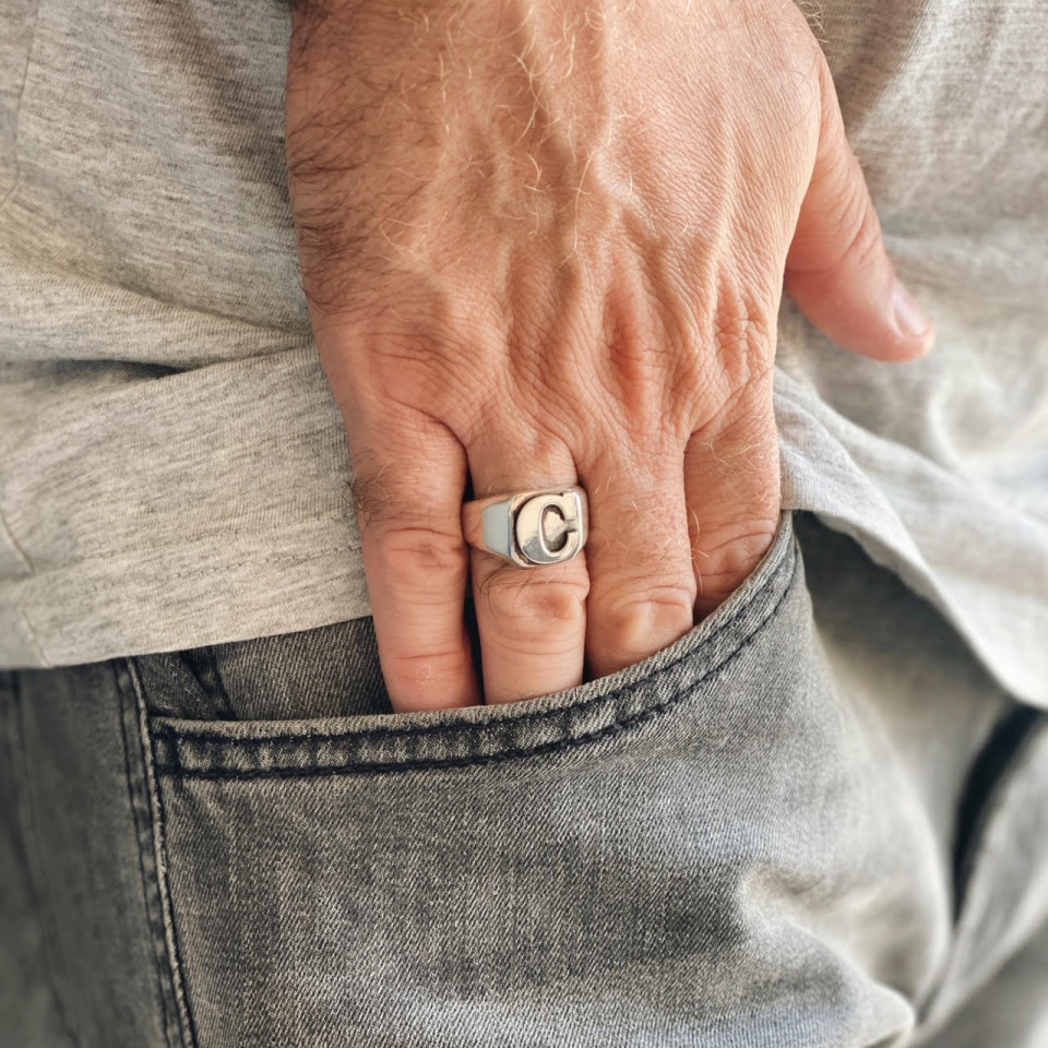 טבעת חותם מרובעת ואות