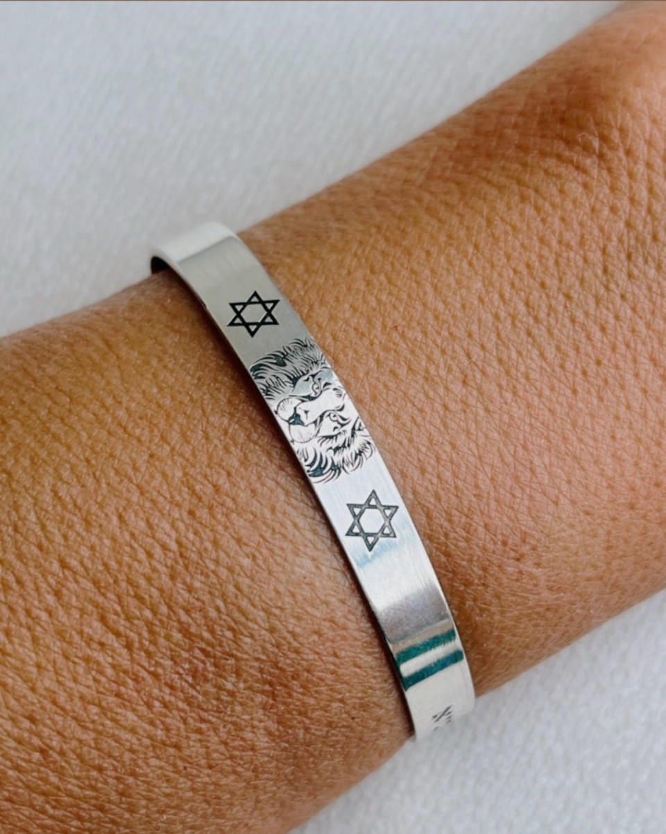 צמיד קשיח עם כלביא