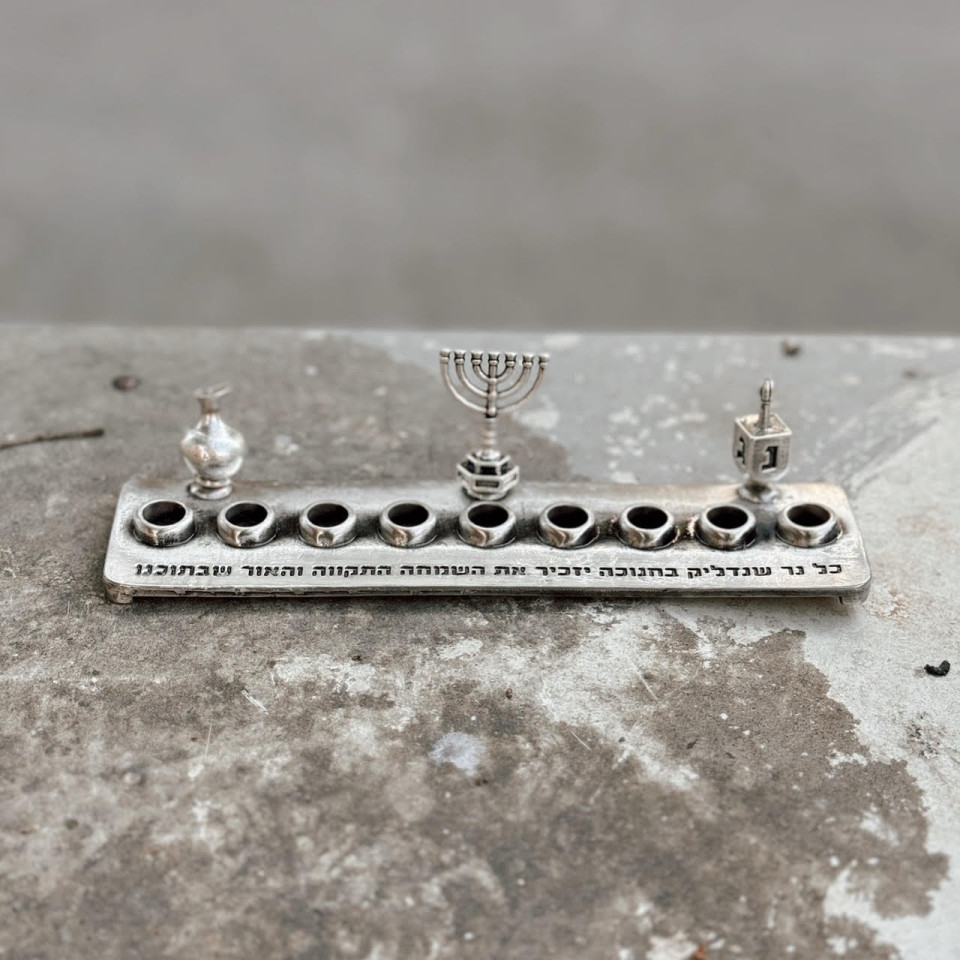 חנוכייה מעוצבת סמלים