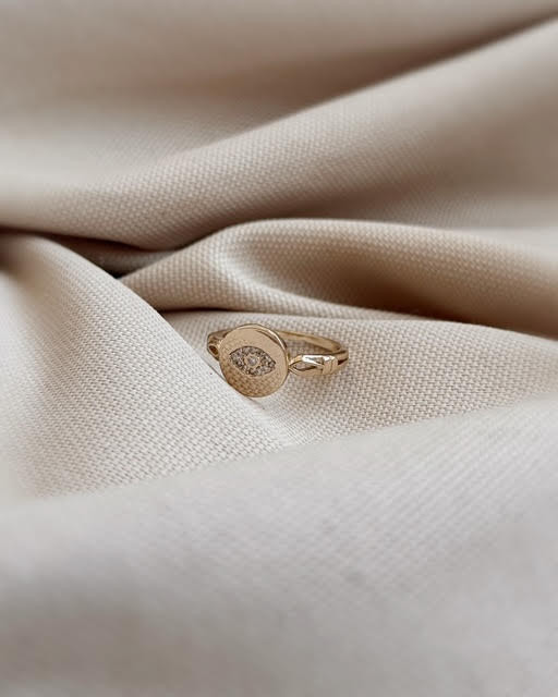 טבעת עין משובצת