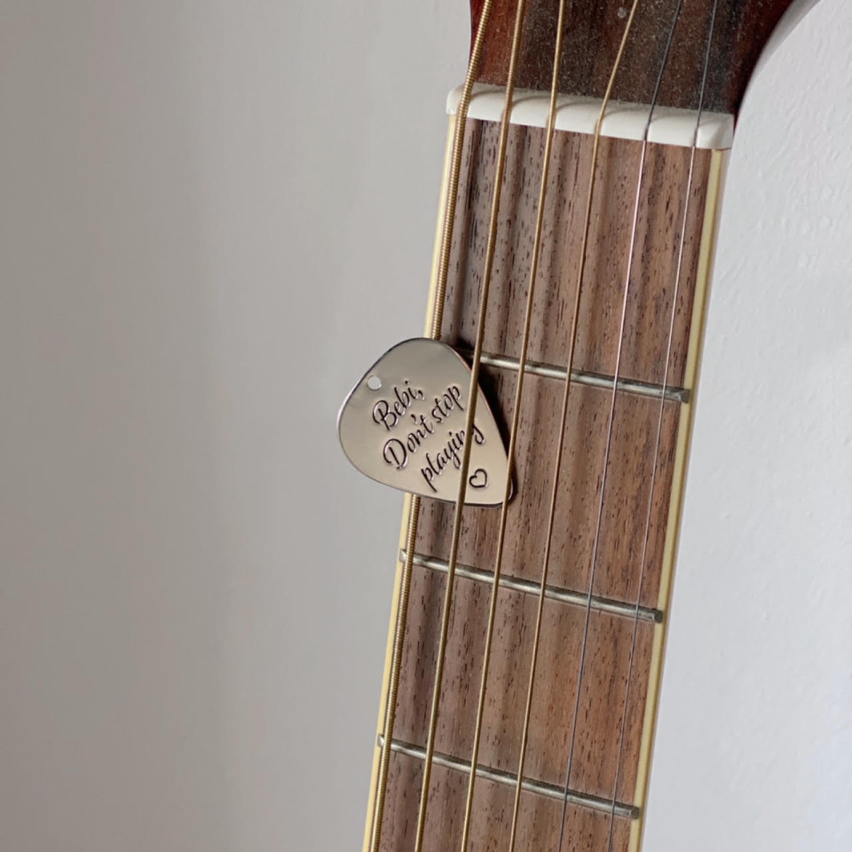 מפרט עם חריטה