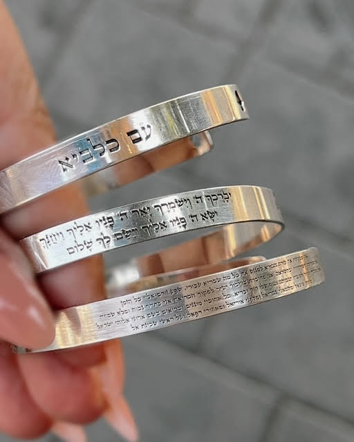 צמיד קשיח עם כלביא