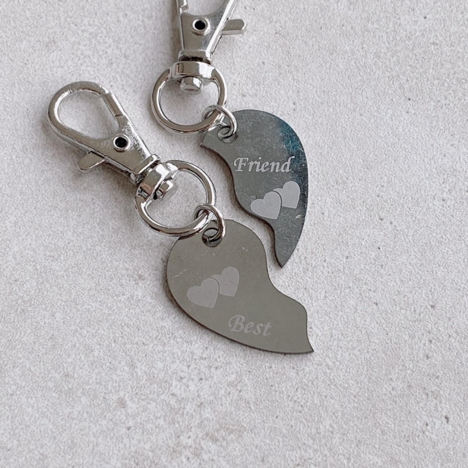 זוג מחזיקי מפתחות חברות