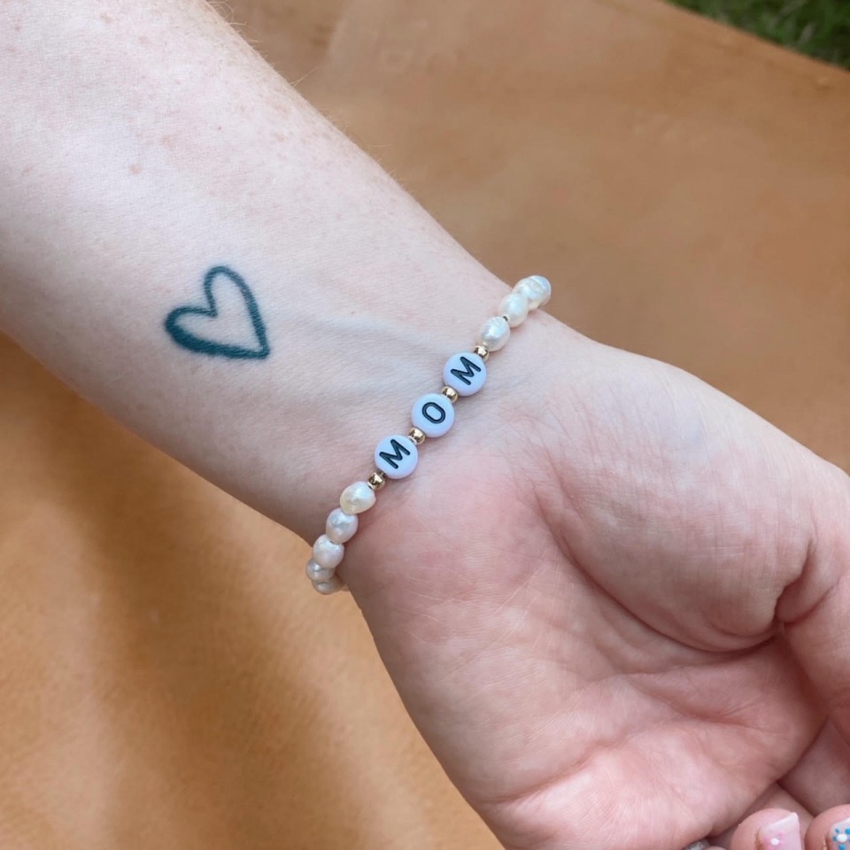  צמיד פנינים MOM